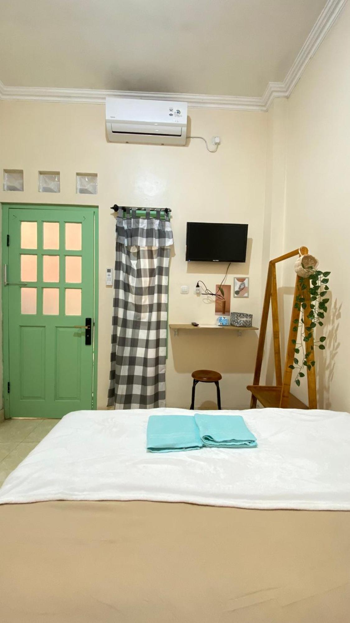 Et Malio Stay & Travel Malioboro Pusat Kota Yogyakarta Exterior photo